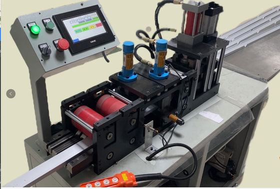Máquina de corte de microcomputadores de perfis de alumínio