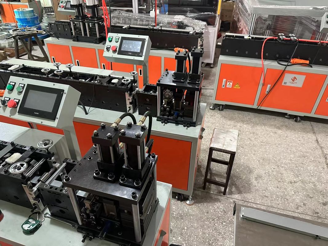Máquina de fabricação de moldes de filtros de ar de controle Omron personalizada com pressão de ar ajustável